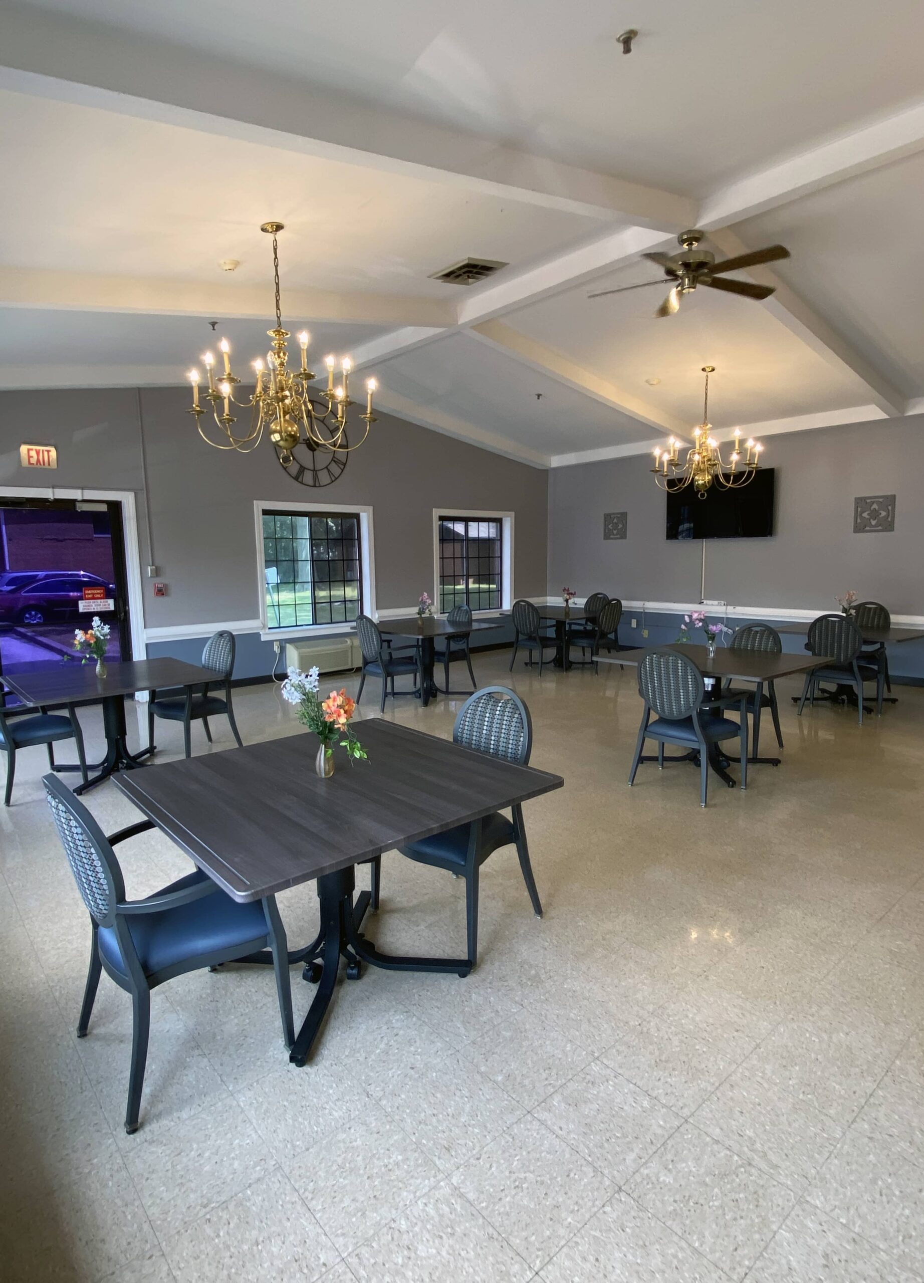Brickyard Healthcare Brentwood Care Center dining room seating