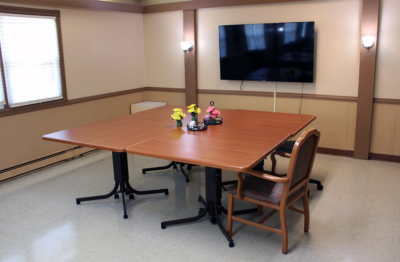 Brickyard Healthcare Knox Care Center meeting area with TV, table, and chairs