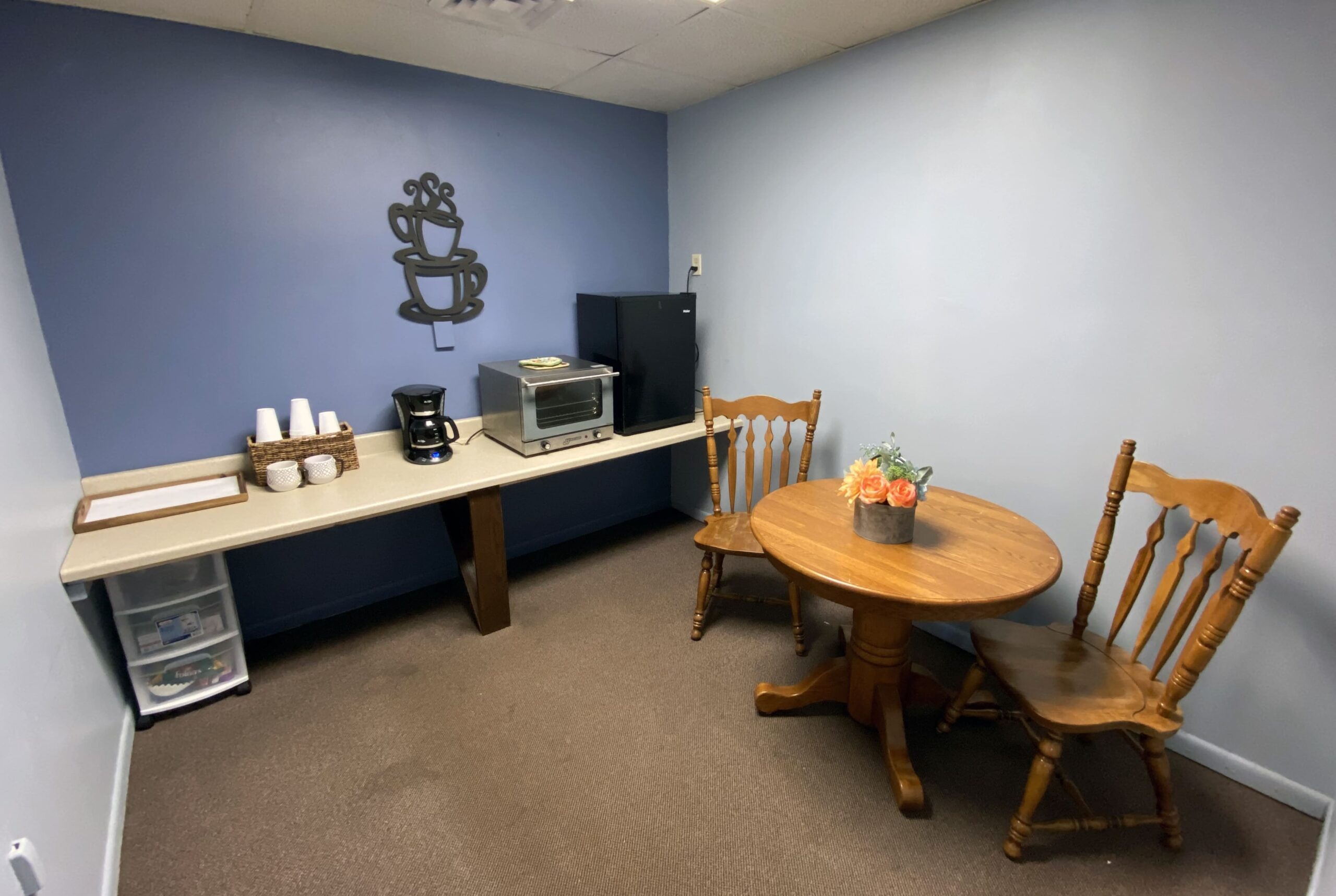 Brickyard Healthcare Muncie Care Center sitting area with table and chairs